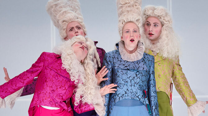 Sie alle sind in Wolfgang Nägeles Inszenierung am LTT Lemuel Gulliver: Emma Schoepe (von links), Susanne Weckerle, Insa Jebens u