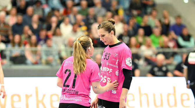 Lagebesprechung: Sandra Erlingsdottir (links) und Mannschaftsführerin Julia Behnke von der TuS Metzingen.  FOTO: SCHLIKIS/EIBNER