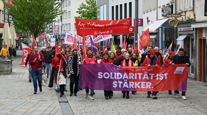 Vereint und »ungebrochen solidarisch« zieht der Demonstrationszug des DGB durch die Wilhelmstraße.  FOTOS: ZENKE