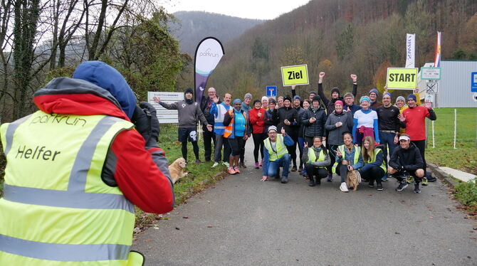 Im Ziel sind alle glücklich: Das Bild vom 30. November 2019 zeigt die Teilnehmerinnen und Teilnehmer des  ersten Parkruns in Bad