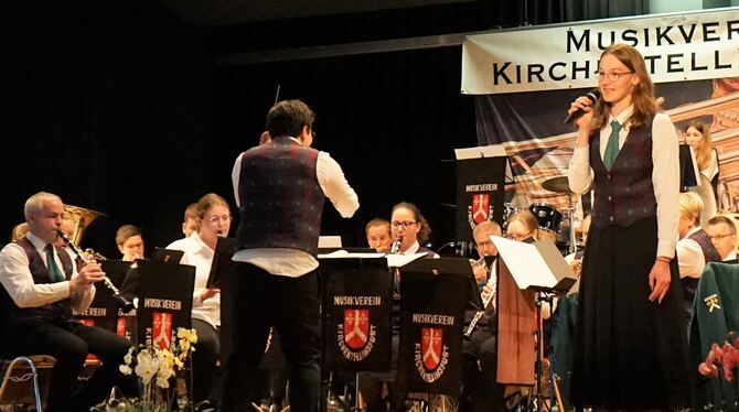 Als Solistin trat Elena Hertkorn in dem Medley »Hurra, Hurra« beim Konzert des Musikvereins Kirchentellinsfurt auf.  FOTO: STRAU