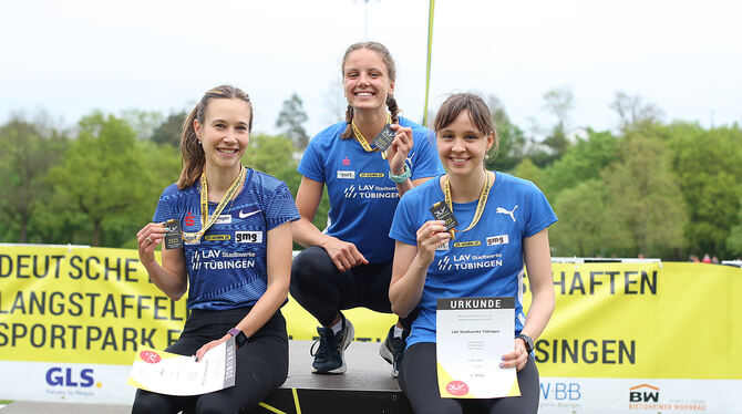 Über 3 x 800 Meter eine Klasse für sich: Das Trio der LAV Stadtwerke Tübingen mit (von links) Hanna Klein, Laura Wilhelm und Car