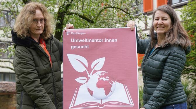 Heike Siemons (links) und Bärbel Bechar vom Reutlinger Bildungsbüro suchen Interessierte, die sich zu Umweltmentoren weiterbilde