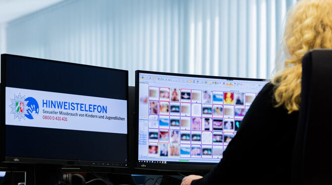 Eine Ermittlerin sitzt vor einem Monitor mit unkenntlich gemachten Fotografien, die teilweise sexuellen Missbrauch zeigen. Dane