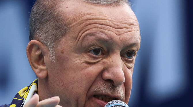 Der türkische Präsident Recep Tayyip Erdog˘an spricht im April bei einer Wahlkampfveranstaltung in Ankara.  FOTO: UNAL/DPA