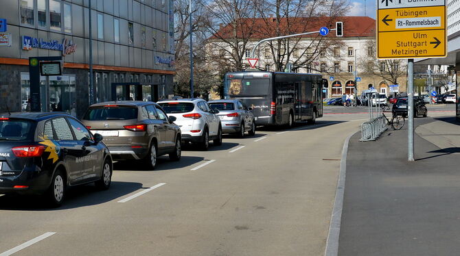 Der Mobilitätspass soll Autofahrern Bus und Bahn schmackhafter machen.  FOTO: NIETHAMMER