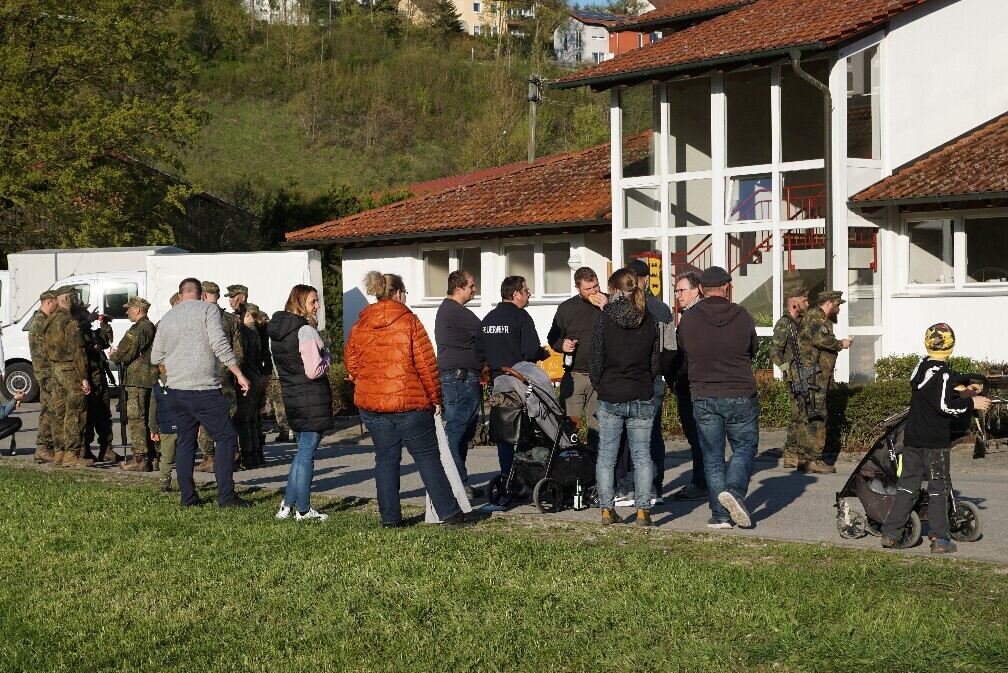 05_23_Bevoelkerunger_schaut_vorbei