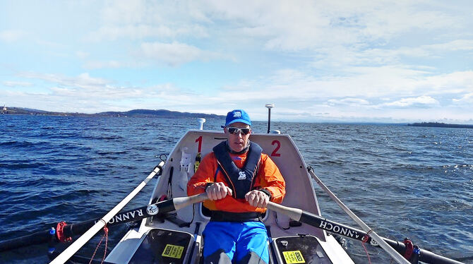 Für die große Überfahrt trainiert Martin Stengele auf dem Bodensee. FOTO: STENGELE