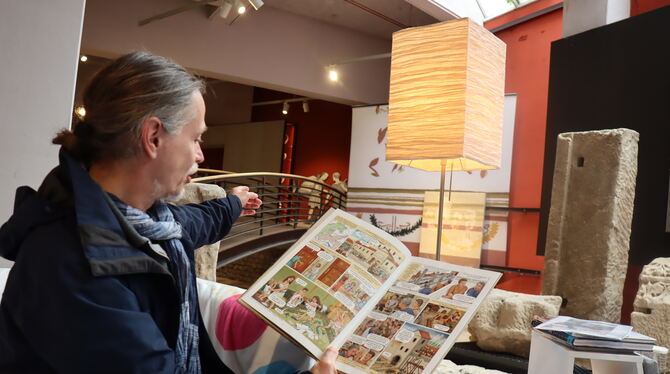 Steffen Schlüter vom Kulturamt in Rottenburg demonstriert, wie sehr sich viele der Comics an den noch vorhandenen römischen Orig