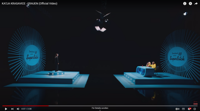 Die Zainingerin Jill Lange performt in dem Musikvideo bei der erfundenen Show »Deutschland sucht 69 SuperBitches« vor einer Jury