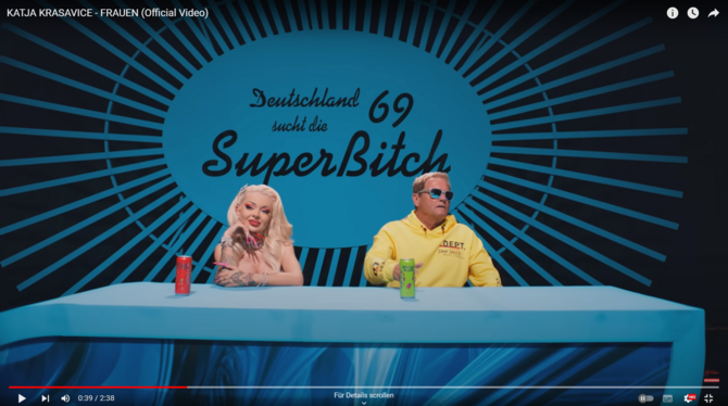 Star-Rapperin Katja Krasavice und ein als Dieter Bohlen verkleidete Schauspieler spielen in dem neuen Musikvideo zum Song "Fraue