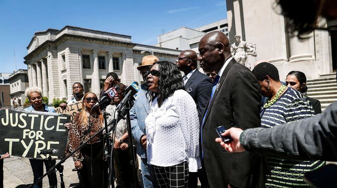 Mutter von getötetem Tyre Nichols verklagt Polizei Mutter von getötetem Tyre Nichols verklagt Polizei