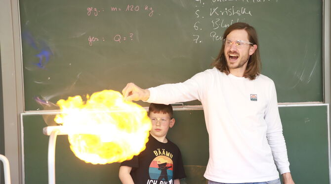 Chemie Lehrer Peter Wegmann und Schüler Konstantin lassen zu Demonstrationszwecken einen mit Wasserstoff gefüllten Luftballon p