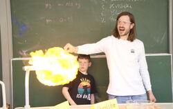  Chemie Lehrer Peter Wegmann und Schüler Konstantin lassen zu Demonstrationszwecken einen mit Wasserstoff gefüllten Luftballon p