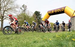In drei Wettkampfklassen gingen junge Mountainbiker aus ganz Baden-Württemberg in Münsingen an den Start.  FOTO: LENK