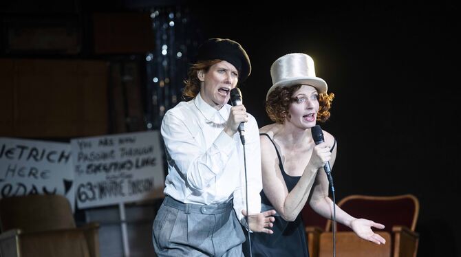 Duettpartnerinnen: Linda Schlepps als Claire Waldoff (links) und Kathrin Kestler als Marlene Dietrich in Hannes Stöhrs Stück "Ma