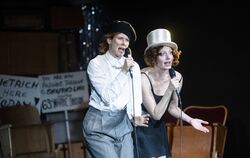 Duettpartnerinnen: Linda Schlepps als Claire Waldoff (links) und Kathrin Kestler als Marlene Dietrich in Hannes Stöhrs Stück »Ma
