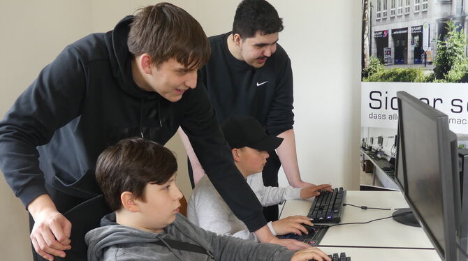 Jonas Wendt und Mertcan Irdem (hinten, von links) zeigen Tristan und Max (an den Tastaturen) wichtige Tricks. FOTO: KUGELE