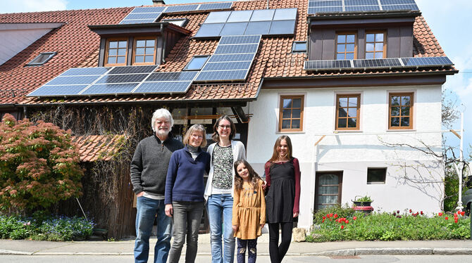 Die Reichenecker Willi Igel und Eva Kuhn (Erster und Zweite von links) haben sich altershalber im eigenen Haus verkleinert. Nach