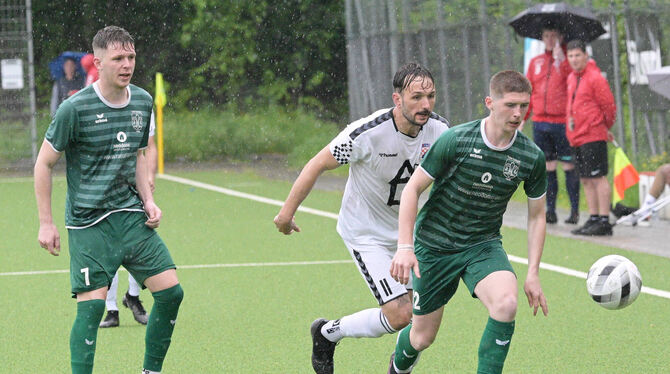 Kein Durchkommen für Marko Blazevic von Croatia Reutlingen gegen die Eninger Andi Bojka (rechts) und Soeren Mayer. FOTO: BAUR/EI