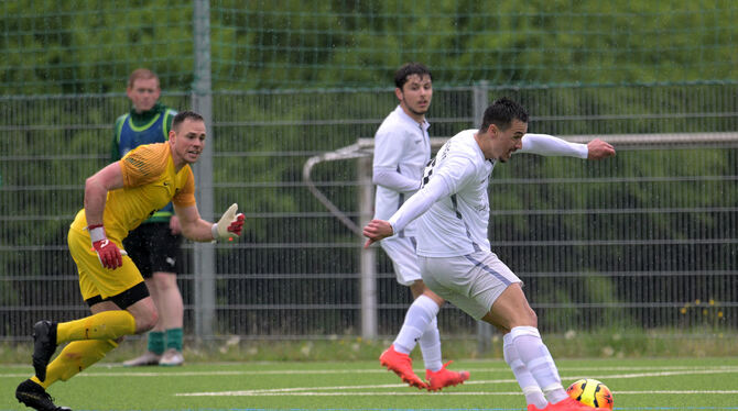 Der Towart ist geschlagen, Young Boys Reutlingens Angreifer Alexander Krsic (rechts) muss nur noch einschieben.  FOTO: BAUR