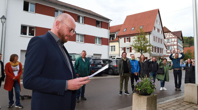 Alles andere als zufrieden: Bürgermeister Florian Bauer verkündet das Ergebnis des Bürgerentscheids. Die Mitglieder der Bürgerin