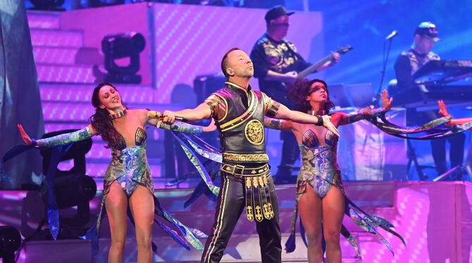 Fantasiekostüme mit Römer-Touch und jede Menge Party: DJ Bobo & Co. sorgen in der Porsche-Arena für Stimmung.