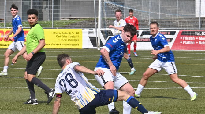 Pfullingens Lucca Weigl im Duell mit Ehingens Kevin Ruiz (vorne). FOTO: MEYER