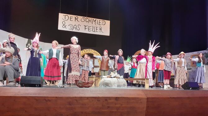 Die Musical-AG der Eichendorff Realschule hat das von Manuela Hepp-Röcks geschriebene Märchenmusical »Der Schmied & das Feuer« ü