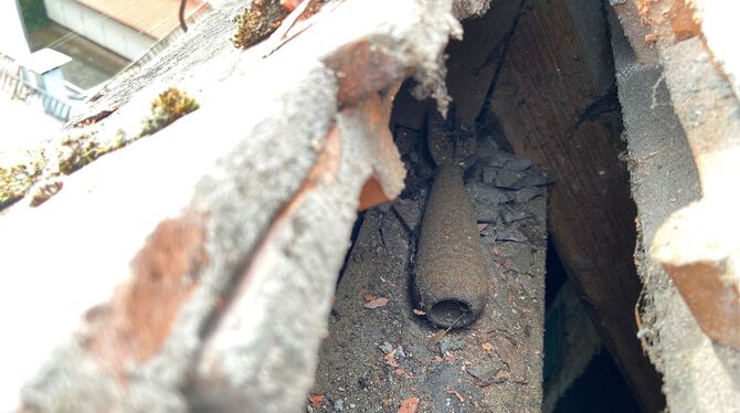 Bauarbeiter finden Weltkriegs-Granate auf Dachboden