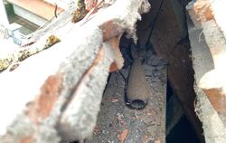 Bauarbeiter finden Weltkriegs-Granate auf Dachboden