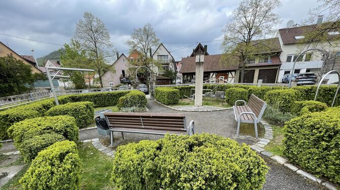 Inspirationen für Übungen im Eninger Bewegungsgarten am Calner Platz gibt’s jetzt im Internet. FOTO: GESUNDHEITSFORUM Inspirationen für Übungen im Eninger Bewegungsgarten am Calner Platz gibt’s jetzt im Internet. FOTO: GESUNDHEITSFORUM