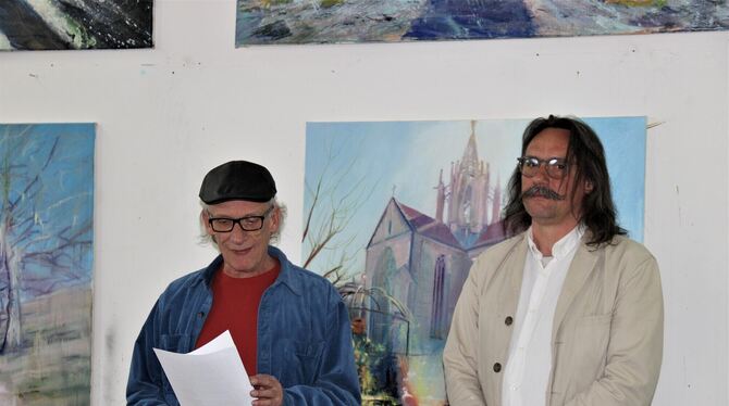 Dániel László (links neben ihm Markus Wilke) vor einem seiner Werke.  FOTO: VARADY
