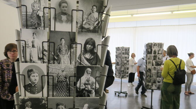 Mathilde ter Heijne platziert Postkarten vergessener Frauen der Geschichte zum Gratis-Mitnehmen in Ständern wie im Museumsshop.