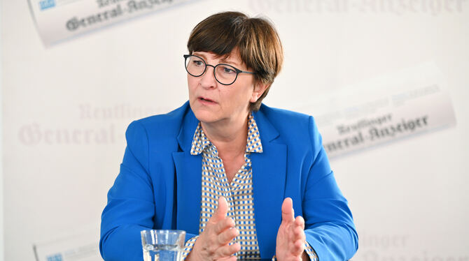 Die SPD-Bundesvorsitzende Saskia Esken zu Besuch in der Redaktion des Reutlinger General-Anzeigers. FOTO: PIETH