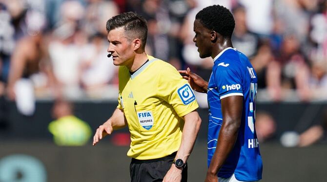 Schiedsrichter Harm Osmers und Stanley Nsoki