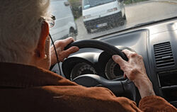  Senioren, die Auto fahren möchten, sollen nach dem Willen der EU regelmäßig ihre Fahrtauglichkeit belegen.  FOTO: DPA