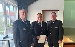 Kommandant Matthias Gäbele, der mit dem staatlichen Feuerwehrehrenzeichen in Silber für 25 Jahr Dienst ausgezeichnete Jürgen Reg