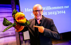 Intendant Axel Preuß mit der blutrünstigen Pflanze Audrey aus dem Musical »Der kleine Horrorladen«.  FOTO: METZ