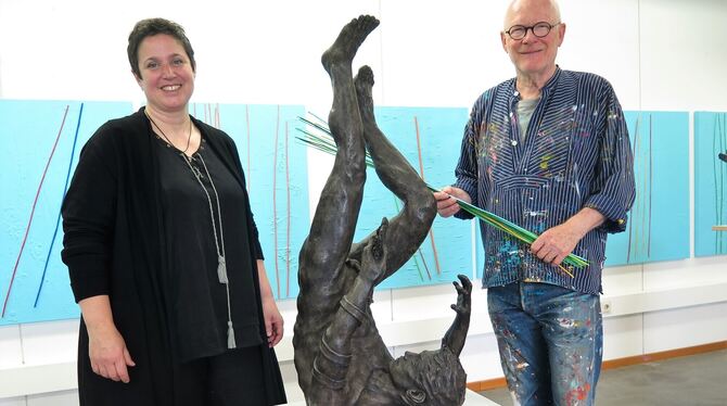 Alexandra Kapogianni-Beth zeigt ihre Skulptur »Stürzender Ikarus«, Friedhelm Wolfrat den Bilderzyklus »Schlei«.  FOTO: STRÖHLE