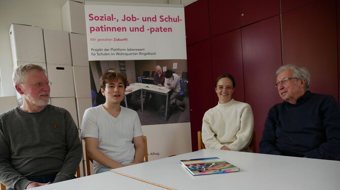 Mit Eins-zu-eins-Betreuung zum schulischen Erfolg. Von links: Jürgen Gräb, der Schüler Tobias, Saskia Rajan und Otto Haug.  FOTO