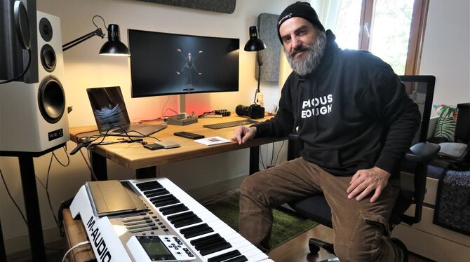 In seinem kleinen Heimstudio arbeitet Vasee an seiner Musik und an seinen Filmen. Auf dem Monitor im Hintergrund eine Szene aus