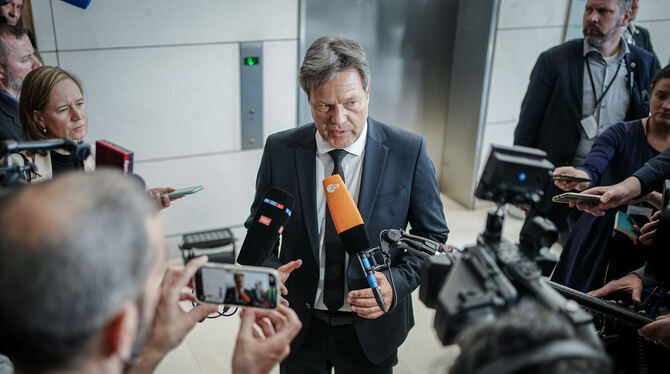 Der Medienrummel ist groß, nachdem Wirtschaftsminister Robert Habeck vom Wirtschaftsausschuss befragt wurde.  FOTO: NIETFELD/DPA