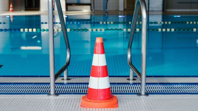 Geschlossenes Hallenbad