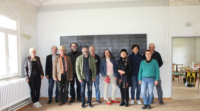 Die Künstler und Handwerker der Ausstellung »Onboarding« vor einer Wandarbeit von Helmut Anton Zirkelbach in der Kulturwerkstatt Die Künstler und Handwerker der Ausstellung »Onboarding« vor einer Wandarbeit von Helmut Anton Zirkelbach in der Kulturwerkstatt