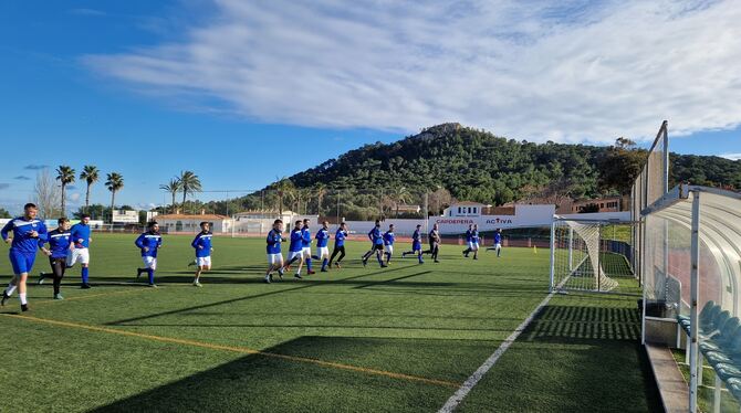 Bedingungen, wie sie sonst nur die Proficlubs vorfinden: Der TSV Gomaringen beim Winter-Trainingslager auf Mallorca.  FOTO: VERE