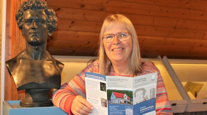 Jutta Kraak präsentiert das Sommerprogramm des Hauff-Museums in Lichtenstein.  FOTO: BÖHM