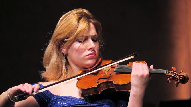 Klänge von Wehmut, Tanz und Drama: Die ukrainische Geigerin Diana Tishchenko als Solistin in Beethovens Violinkonzert.  FOTO: KN