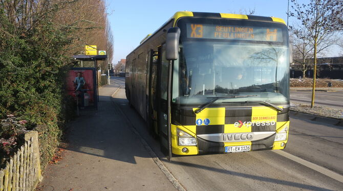 Der Schnellbus Expresso, der von Pfullingen/Reutlingen zum Flughafen fährt, hat weiterhin nicht das Fahrgastaufkommen erreicht w