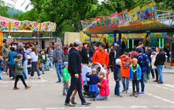 Das Frühlingsfest der Festfabrik kam mit seiner Mischung aus Rummel, Musik und Comedy bestens an.  FOTO: LEIPPERT
